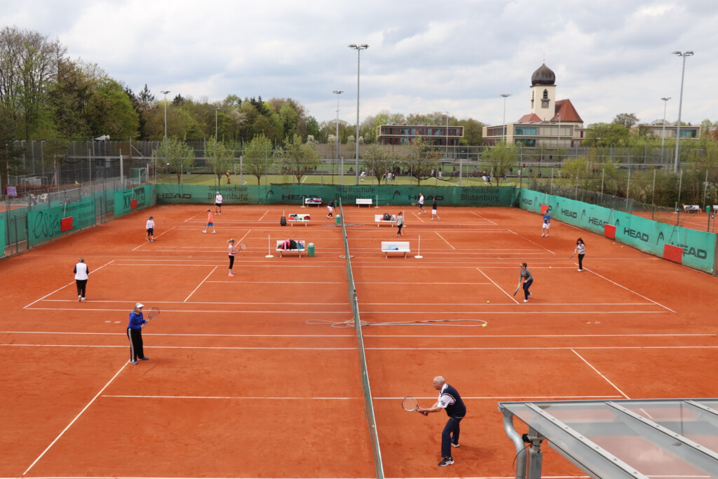 Tennismatches auf den Außenplätzen des Tennisclub Blutenburg