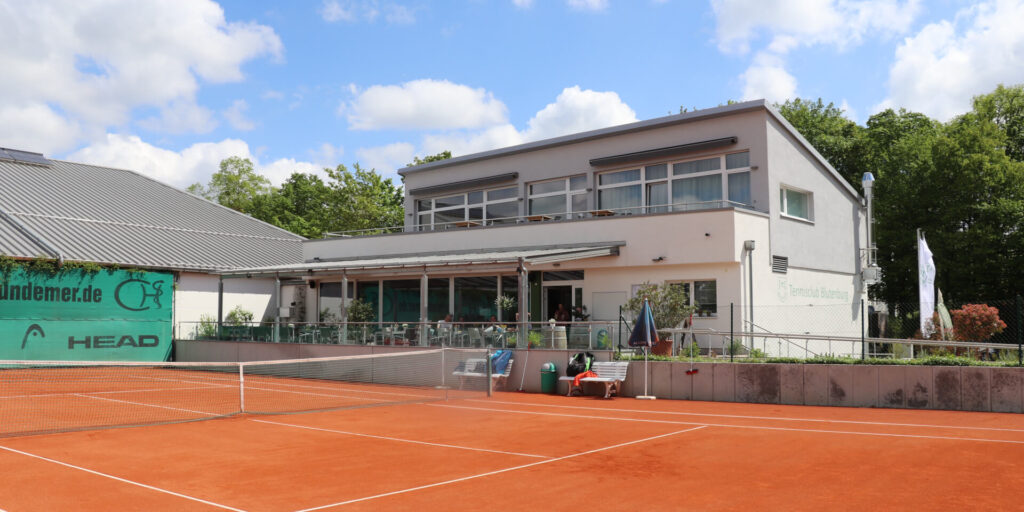 Clubhaus mit Tennnisplatz des Tennisclub Blutenburg
